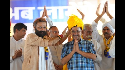 Aam Aadmi Party's national convener Arvind Kejriwal addressing a public meeting in support of party's candidate from Meham assembly constituency. (Manoj Dhaka/HT)