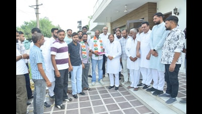 Congress candidate Pradeep Chaudhary during a public meeting in Kalka on Wednesday. (HT Photo)