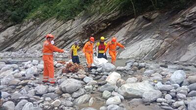 SDRF and NDRF teams at the accident site near Gaurikund in Rudraprayag district. (HT Photo)