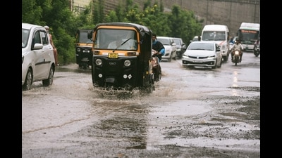 The city is likely to experience a similar weather condition on Thursday and the India Meteorological Department (IMD) has issued an orange alert for Pune city. (MAHENDRA KOLHE/ HT PHOTO)