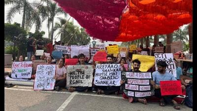 The protesting students have alleged that the university authorities are contacting their parents to pressurise them into calling off the stir. (HT Photo)