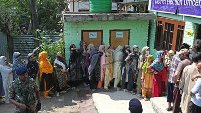 Voters queue up at a polling booth during the second phase of the assembly election in Srinagar. (Waseem Andrabi?HT)