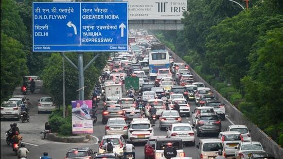 The traffic congestion on Noida-Greater Noida Expressway on Tuesday. (Sunil Ghosh/HT Photo)
