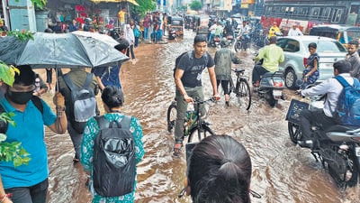 . Key roads including the old Mumbai-Pune highway, Ganesh Khind Road and various arterial routes in the city’s bustling Peth areas were blocked as traffic lights failed and traffic police were nowhere to be seen. (MAHENDRA KOLHE/HT PHOTO) . Key roads including the old Mumbai-Pune highway, Ganesh Khind Road and various arterial routes in the city’s bustling Peth areas were blocked as traffic lights failed and traffic police were nowhere to be seen. (MAHENDRA KOLHE/HT PHOTO)