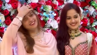 Jannat Zubair joined the celebration with her mother. Jannat Zubair joined the celebration with her mother.