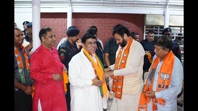 AAP leader Yogeshwar Sharma with Haryana CM Nayab Saini and BJP candidate Gian Chand Gupta after switching to the saffron fold in Panchkula on Thursday. (Sant Arora/HT)