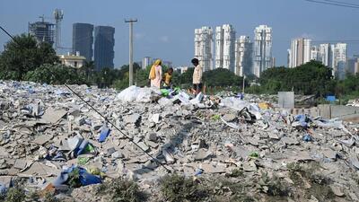 An illegal dump yard in Sector 65 in Ward 26 near the Golf Course Extension Road in Gurugram on Thursday. (Parveen Kumar/HT Photo) An illegal dump yard in Sector 65 in Ward 26 near the Golf Course Extension Road in Gurugram on Thursday. (Parveen Kumar/HT Photo)