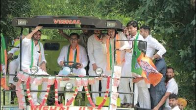 BJP’s turncoat candidate Devender Singh Babli, 54, who in 2019 won as the Jannayak Janta Party (JJP) candidate and joined the saffron party after the Congress refused him a ticket, driving a combine harvester while campaigning in Tohana on Thursday. (HT Photo) BJP’s turncoat candidate Devender Singh Babli, 54, who in 2019 won as the Jannayak Janta Party (JJP) candidate and joined the saffron party after the Congress refused him a ticket, driving a combine harvester while campaigning in Tohana on Thursday. (HT Photo)