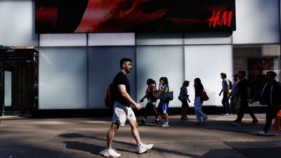 H&M's third-quarter operating profit fell to 3.51 billion kronor, missing analyst expectations, amid increased competition and changing consumer preferences. (Bloomberg) H&M's third-quarter operating profit fell to 3.51 billion kronor, missing analyst expectations, amid increased competition and changing consumer preferences. (Bloomberg)