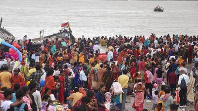 Devotees gather on the banks of the Ganga in Patna on the occasion of Jitiya festival on Wednesday. (Santosh Kumar/ HT Photo) Devotees gather on the banks of the Ganga in Patna on the occasion of Jitiya festival on Wednesday. (Santosh Kumar/ HT Photo)