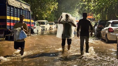 Water logging in Chuna Bhatti area due to Heavy rain. Heavy rain continued to several parts of Mumbai city and suburbs, as the India Meteorological Department (IMD) issued an orange alert for heavy rainfall in Mumbai and Thane. Mumbai on Wednesday. (Raju Shinde/HT Photo) Water logging in Chuna Bhatti area due to Heavy rain. Heavy rain continued to several parts of Mumbai city and suburbs, as the India Meteorological Department (IMD) issued an orange alert for heavy rainfall in Mumbai and Thane. Mumbai on Wednesday. (Raju Shinde/HT Photo)
