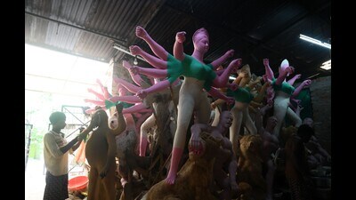 Idols of thye goddess being made in Lucknow for Durga Puja. (HT)