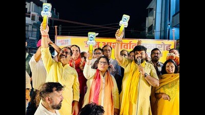 Independent candidate from the Gurgaon constituency and BJP rebel Naveen Goyal at a poll meet. (PARVEEN KUMAR/HT PHOTO) Independent candidate from the Gurgaon constituency and BJP rebel Naveen Goyal at a poll meet. (PARVEEN KUMAR/HT PHOTO)