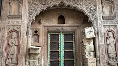 The sandstone entrance of Sri Digambar Jain Mandir. (HT Photo) The sandstone entrance of Sri Digambar Jain Mandir. (HT Photo)