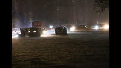 Waterlogging on Western Express Highway between Jogeshwari and Goregaon during the heavy rain in Mumbai. (HT PHOTO) Waterlogging on Western Express Highway between Jogeshwari and Goregaon during the heavy rain in Mumbai. (HT PHOTO)