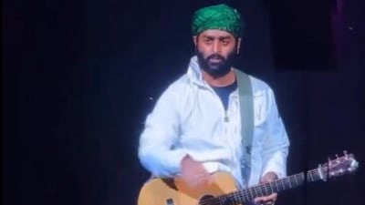 Arijit Singh was disappointed by a security guard for holding a female fan by the neck during live show. Arijit Singh was disappointed by a security guard for holding a female fan by the neck during live show.