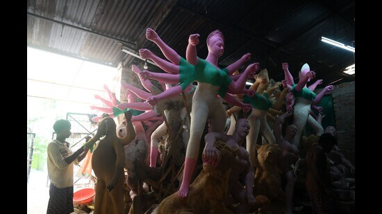 Idols of thye goddess being made in Lucknow for Durga Puja. (HT)