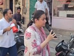 IAS officer Tina Dabi warned shopkeepers to keep their surroundings clean during a cleanliness drive in Barmer IAS officer Tina Dabi warned shopkeepers to keep their surroundings clean during a cleanliness drive in Barmer