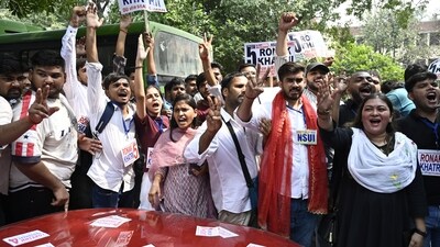 DUSU candidates, along with their supporters, visited colleges in North Campus (Photo by Vipin Kumar/ Hindustan Times) (Hindustan Times) DUSU candidates, along with their supporters, visited colleges in North Campus (Photo by Vipin Kumar/ Hindustan Times) (Hindustan Times)