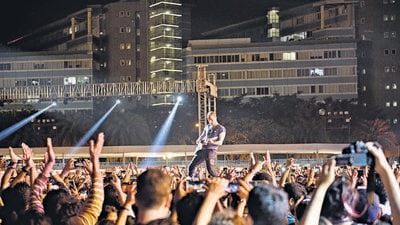 MUMBAI, INDIA - NOVEMBER 19, 2016 : British rock band Coldplay performs at Global Citizen India at MMRDA Ground, BKC on Saturday November 19, 2016 in Mumbai, India. (Photo by Pratik Chorge/ Hindustan Times) (Pratik Chorge/HT PHOTO) MUMBAI, INDIA - NOVEMBER 19, 2016 : British rock band Coldplay performs at Global Citizen India at MMRDA Ground, BKC on Saturday November 19, 2016 in Mumbai, India. (Photo by Pratik Chorge/ Hindustan Times) (Pratik Chorge/HT PHOTO)