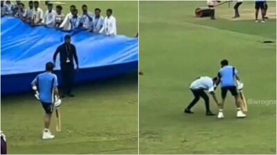 A member of the ground staff touched Virat Kohli's feet in Kanpur (X) A member of the ground staff touched Virat Kohli's feet in Kanpur (X)