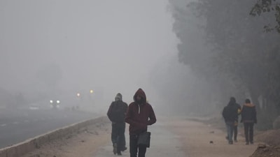 New Delhi, India-January 19, 2024: People are seen wearing warm clothes while going to work on a cold winter morning at South West Delhi near Kapashera, in New Delhi, India, on Friday, 19 January 2024. (Photo by Parveen Kumar/Hindustan Times) New Delhi, India-January 19, 2024: People are seen wearing warm clothes while going to work on a cold winter morning at South West Delhi near Kapashera, in New Delhi, India, on Friday, 19 January 2024. (Photo by Parveen Kumar/Hindustan Times)