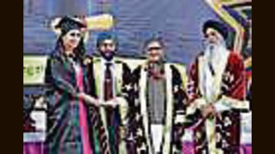 Punjab governor Gulab Chand Kataria (second from right) distributing degrees to students in presence of Shiromani Gurdwara Parbandhak Committee (SGPC) president Harjinder Singh Dhami (R) and vice-chancellor Dr Manjit Singh Uppal (C), during 1st convocation of Sri Guru Ram Das University of Health Sciences, Amritsar, on Friday. (Sameer Sehgal/Hindustan Times)