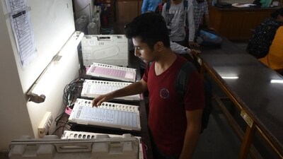 Voting for DU Students Union elections begins (Sushil Kumar/HT PHOTO)