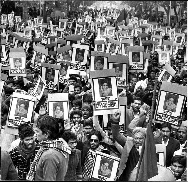 A demonstration organised by the CPIM on 05 January 1989 outside the residence of the Home Minister Buta Singh in protest against the death of Safdar Hashmi . (HT Archive) A demonstration organised by the CPIM on 05 January 1989 outside the residence of the Home Minister Buta Singh in protest against the death of Safdar Hashmi . (HT Archive)