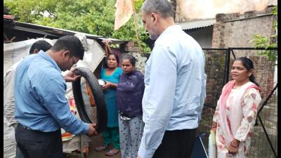 A CMO team inspects areas prone to mosquito breeding in Lucknow on September 28. (Sourced) A CMO team inspects areas prone to mosquito breeding in Lucknow on September 28. (Sourced)