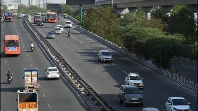 A stretch of the Sarita Vihar flyover near Apollo Hospital. (HT Archive) A stretch of the Sarita Vihar flyover near Apollo Hospital. (HT Archive)