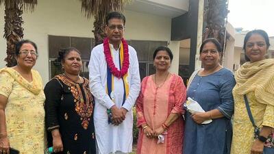AAP’s Panchkula candidate Prem Garg interacting with Sector 20 residents. (Sant Arora/HT) AAP’s Panchkula candidate Prem Garg interacting with Sector 20 residents. (Sant Arora/HT)