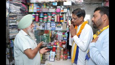 Aam Aadmi Party candidate Prem Garg interacting with shopkeepers in the Sector-18 market in Panchkula on Friday. (Sant Arora/HT) Aam Aadmi Party candidate Prem Garg interacting with shopkeepers in the Sector-18 market in Panchkula on Friday. (Sant Arora/HT)