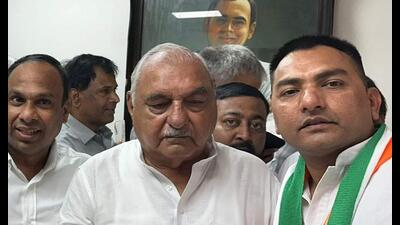 Councillor Suneet Singla with former Haryana chief minister Bhupinder Singh Hooda in Rohtak on Sunday after switching to the Congress. (HT Photo) Councillor Suneet Singla with former Haryana chief minister Bhupinder Singh Hooda in Rohtak on Sunday after switching to the Congress. (HT Photo)