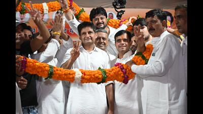 Senior Congress leader Deepender Hooda along with Vardhan Yadav at an election rally in Gurugram on Saturday. (PARVEEN KUMAR/HT PHOTO) Senior Congress leader Deepender Hooda along with Vardhan Yadav at an election rally in Gurugram on Saturday. (PARVEEN KUMAR/HT PHOTO)