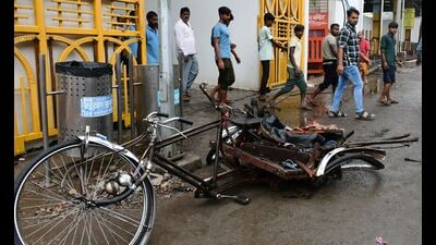 The damaged rickshaw at Prayagraj Junction station on Saturday. (HT PHOTO)
