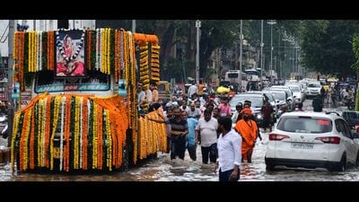 The funeral procession former Bharatiya Janata party (BJP) MLA Neelam Karwariya in Prayagraj on Saturday. (HT PHOTO) The funeral procession former Bharatiya Janata party (BJP) MLA Neelam Karwariya in Prayagraj on Saturday. (HT PHOTO)