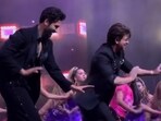 Shah Rukh Khan and Vicky Kaushal danced to Mere Mehboob Mere Sanam on IIFA stage.