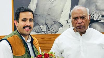 Himachal Pradesh Public Works and Urban Development Minister Vikramaditya Singh with Congress President Mallikarjun Kharge, in New Delhi on Sunday. (ANI) Himachal Pradesh Public Works and Urban Development Minister Vikramaditya Singh with Congress President Mallikarjun Kharge, in New Delhi on Sunday. (ANI)