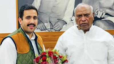 Himachal minister Vikramaditya Singh calls on Congress President Mallikarjun Kharge in New Delhi. (ANI) Himachal minister Vikramaditya Singh calls on Congress President Mallikarjun Kharge in New Delhi. (ANI)