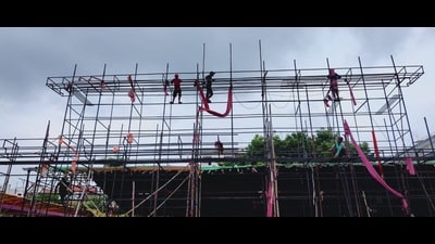 The upcoming iron rod pandal at Rabindra Palli . (HT)