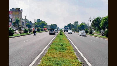 The worst-hit area, a 30-km stretch from Octroi post to Jagraon, falls outside the Ludhiana MC limits. (MANISH/HT) The worst-hit area, a 30-km stretch from Octroi post to Jagraon, falls outside the Ludhiana MC limits. (MANISH/HT)