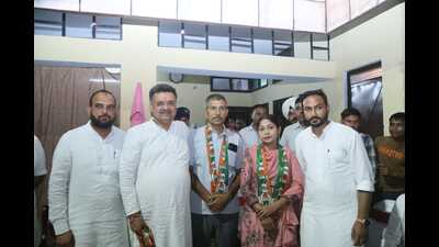 Welcoming Paramjeet in the party fold, Congress candidate from Panchkula Chander Mohan, said, “The Congress is now in majority in the Panchkula MC House. Congress’ victory in the upcoming elections of senior deputy mayor and deputy mayor is certain.” (HT Photo)