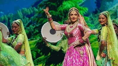 Rekha danced at the IIFA 2024 event after six years. Rekha danced at the IIFA 2024 event after six years.