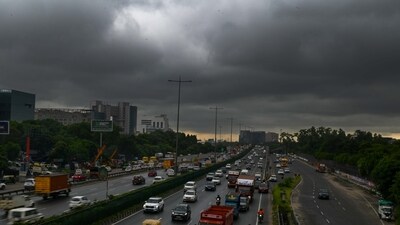 Gurugram, India-September 12, 2024: A view of black monsoon clouds hover over the National Highway-48 during drizzling near Signature tower flyover, in Gurugram, India, on Thursday, 12 September 2024. (Photo by Parveen Kumar/Hindustan Times) Gurugram, India-September 12, 2024: A view of black monsoon clouds hover over the National Highway-48 during drizzling near Signature tower flyover, in Gurugram, India, on Thursday, 12 September 2024. (Photo by Parveen Kumar/Hindustan Times)