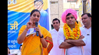 Congress leader Alka Lamba and Badshahpur candidate Vardhan Yadav address the public in Bhavani Enclave on September 30. (HT Photo) Congress leader Alka Lamba and Badshahpur candidate Vardhan Yadav address the public in Bhavani Enclave on September 30. (HT Photo)