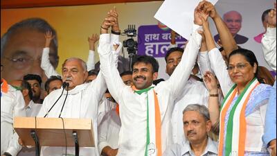 Former Haryana chief minister Bhupinder Hooda with Congress’ Gurgaon candidate Mohit Grover address a public meeting during election campaign at Bhim Nagar Ramlila on September 29. (HT Photo) Former Haryana chief minister Bhupinder Hooda with Congress’ Gurgaon candidate Mohit Grover address a public meeting during election campaign at Bhim Nagar Ramlila on September 29. (HT Photo)