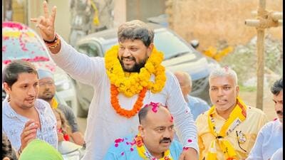 Independent candidate Naveen Goyal addresses the public at a rally in Sector 7 on September 29. (HT Photo) Independent candidate Naveen Goyal addresses the public at a rally in Sector 7 on September 29. (HT Photo)