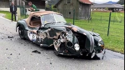 A Jaguar XK120 suffered extensive damage in a car crash (X/@PicturesFoIder) A Jaguar XK120 suffered extensive damage in a car crash (X/@PicturesFoIder)