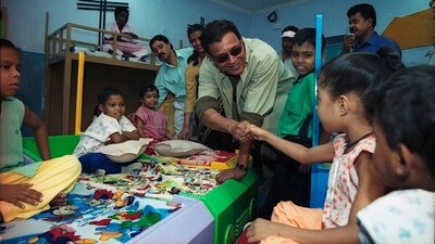 Mithun Chakraborty meeting kids at Thalassemia Hospital in 2001. (Subhendu Ghosh) Mithun Chakraborty meeting kids at Thalassemia Hospital in 2001. (Subhendu Ghosh)